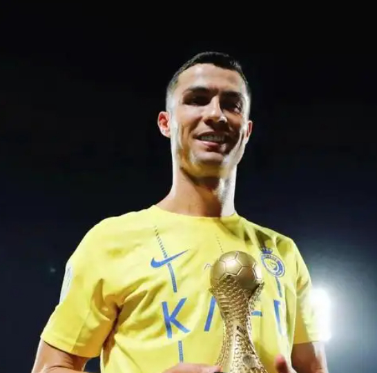 恭喜C罗！欧洲多家豪门送邀请！41岁老当益壮，冲击千球计划