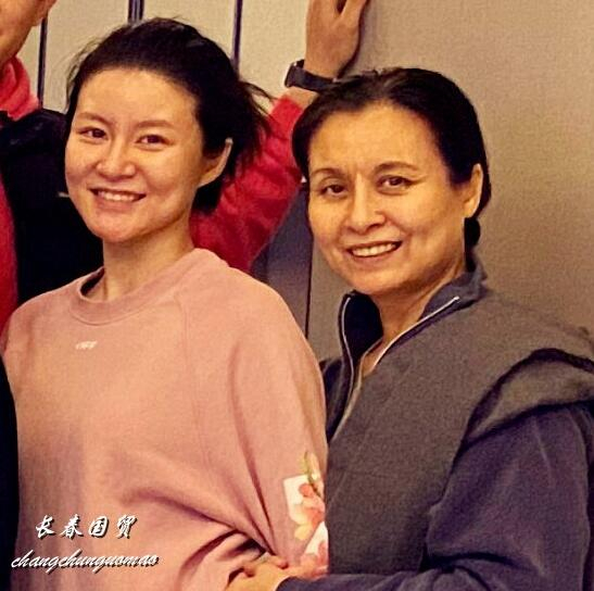 黄宏妻女罕见同框,妻子端庄优雅气质好,女儿清纯漂亮