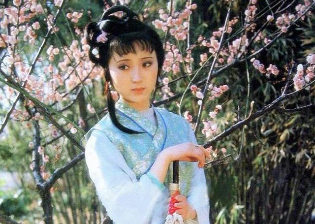 《红楼梦》黛玉葬花与宝钗扑蝶放在同一章回有何寓意?