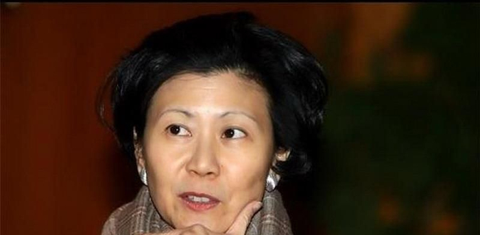 周凯旋,陪伴李嘉诚25年的红颜知己,年轻时和张国荣合影