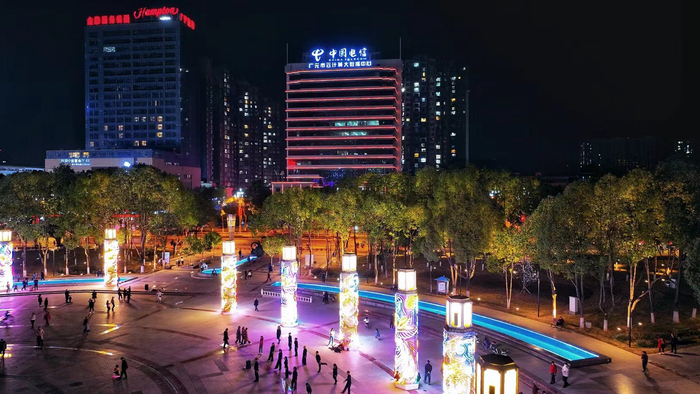 3月18日航拍利州广场夜景,灯火辉煌,流光溢彩!