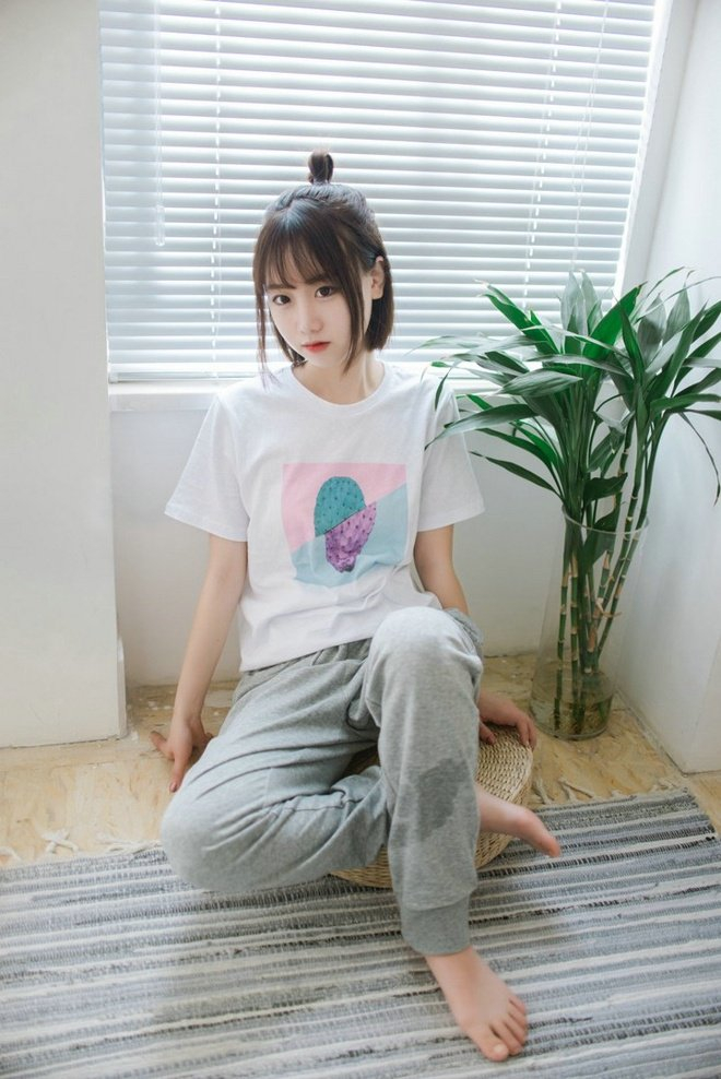00后清纯可爱妹子居家清新俏皮甜美写真