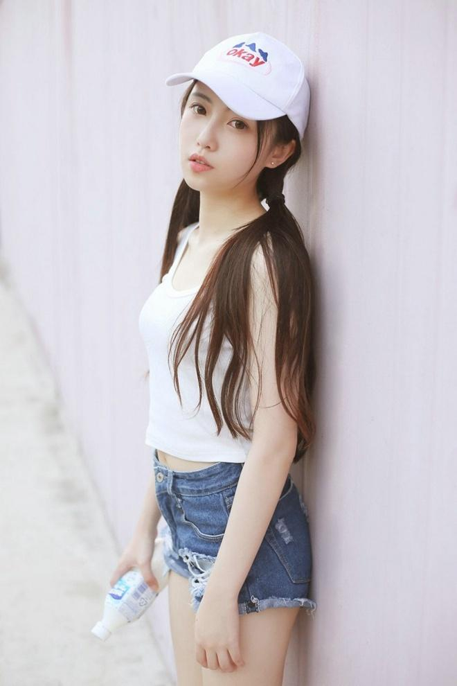 牛仔短裤美女网球场清纯迷人阳光写真