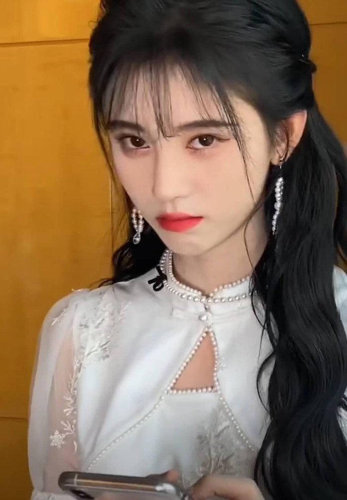 鞠婧祎换发型堪称“整容”，晒活动后台生图，这颜值是认真的？