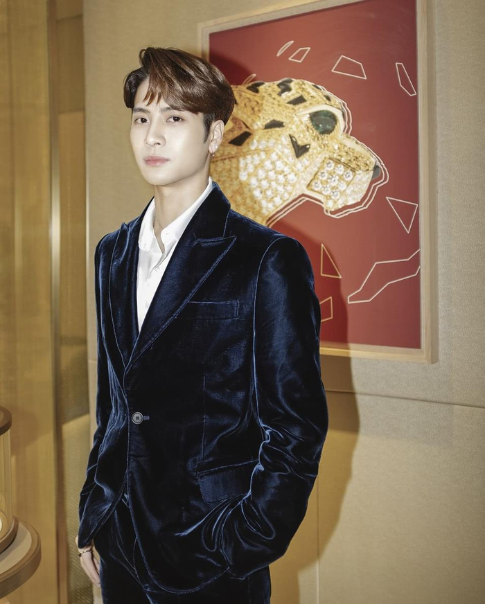 软萌烟嗓王嘉尔,唱跳全能样样精通,撞色造型完美驾驭