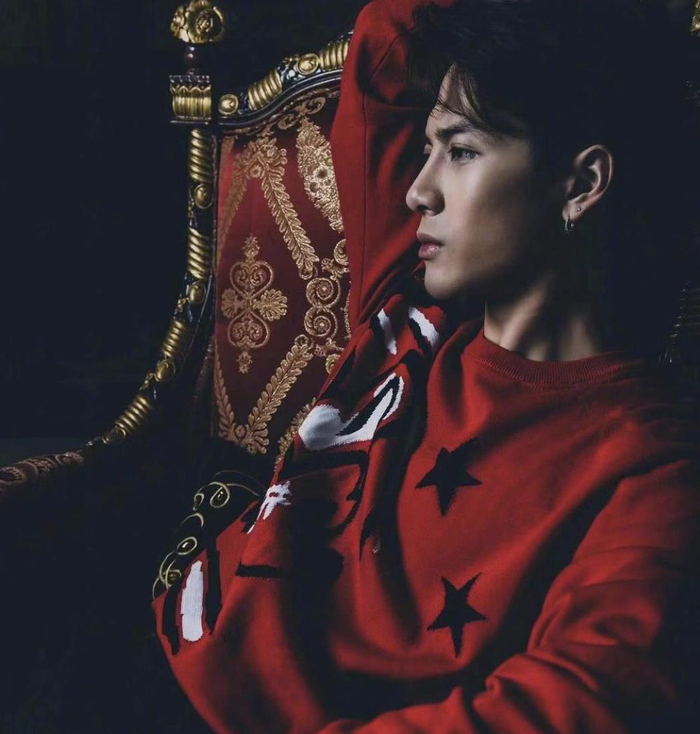 软萌烟嗓王嘉尔,唱跳全能样样精通,撞色造型完美驾驭