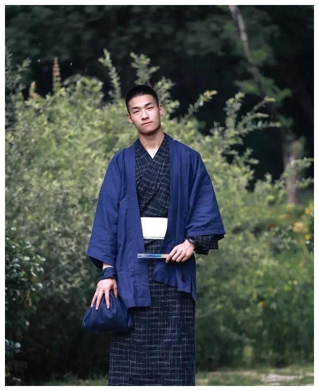 留着寸发,身高172,清瘦的身材,穿着深蓝色日本和服,与大自然融为一体