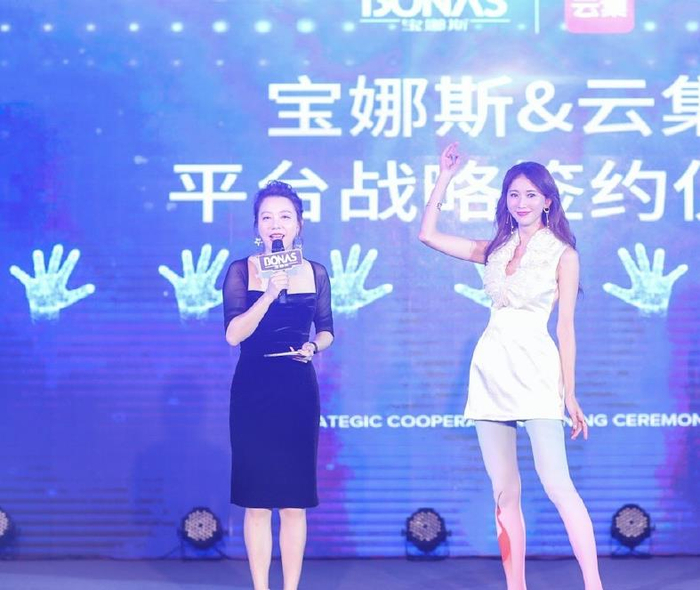 林志玲穿出“仙鹤腿”，无袖连衣短裙配特色丝袜亮相，美得太出众__财经头条