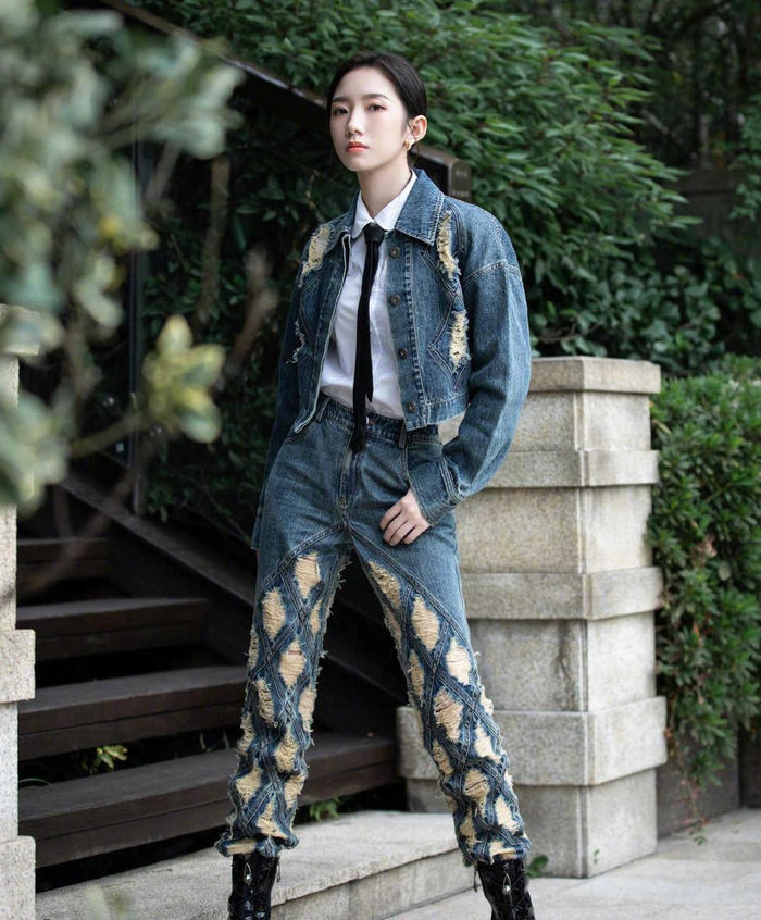 蔡依林是小个子穿衣模板穿牛仔外套内搭针织衫显高又显瘦