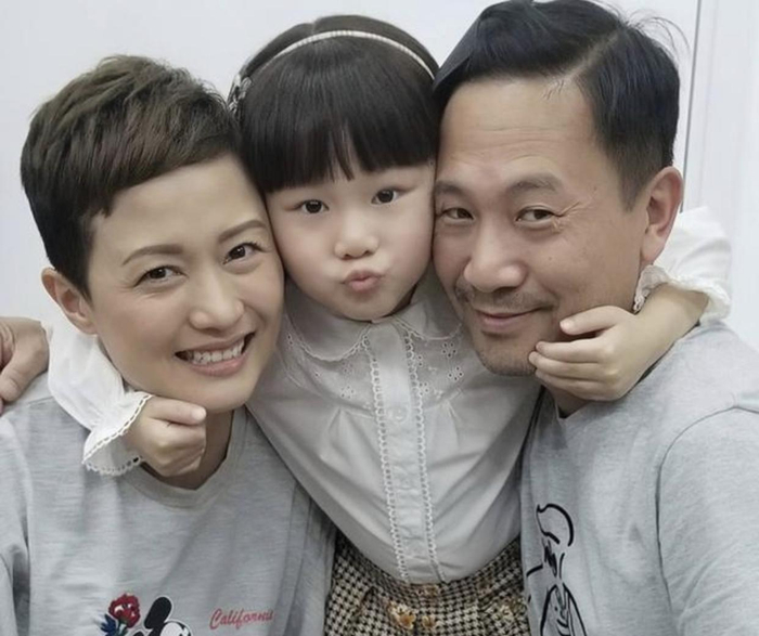 那英和女儿在伦敦逛黄金店