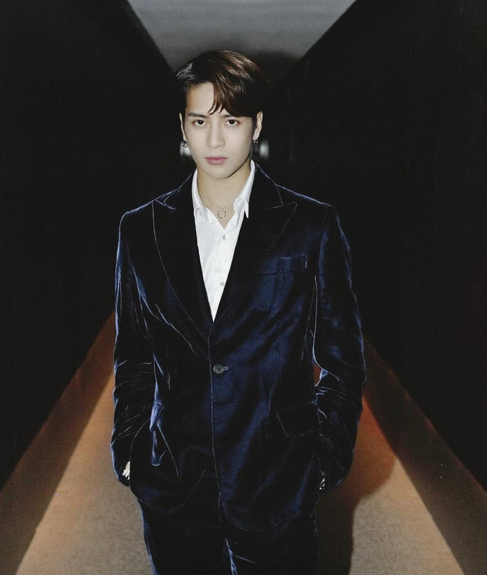 软萌烟嗓王嘉尔,唱跳全能样样精通,撞色造型完美驾驭