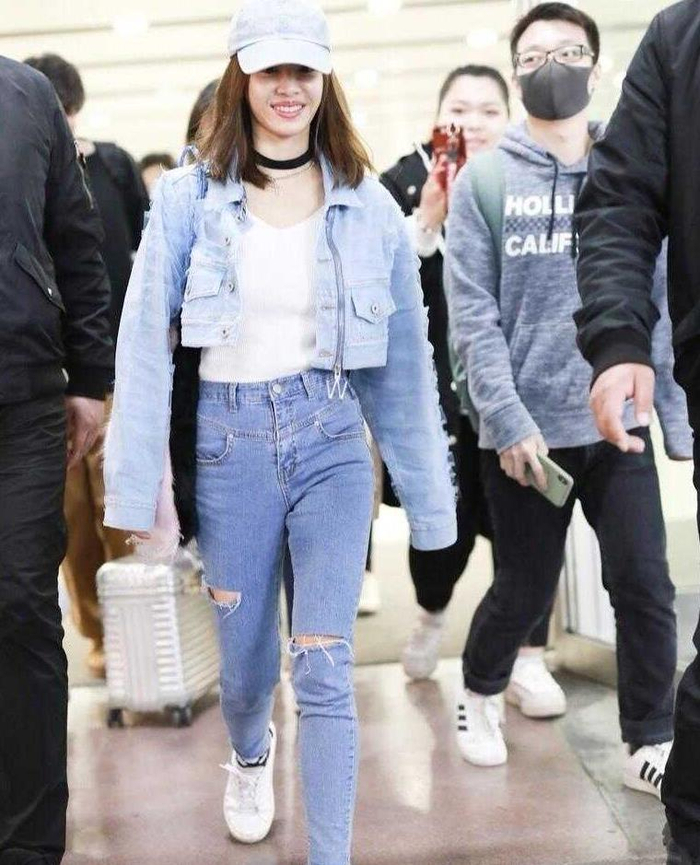 蔡依林是小个子穿衣模板穿牛仔外套内搭针织衫显高又显瘦