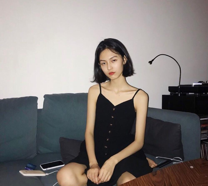 宋威龙绯闻女友赵佳丽太绝了,穿吊带裙像黑天鹅,真是美到骨子里