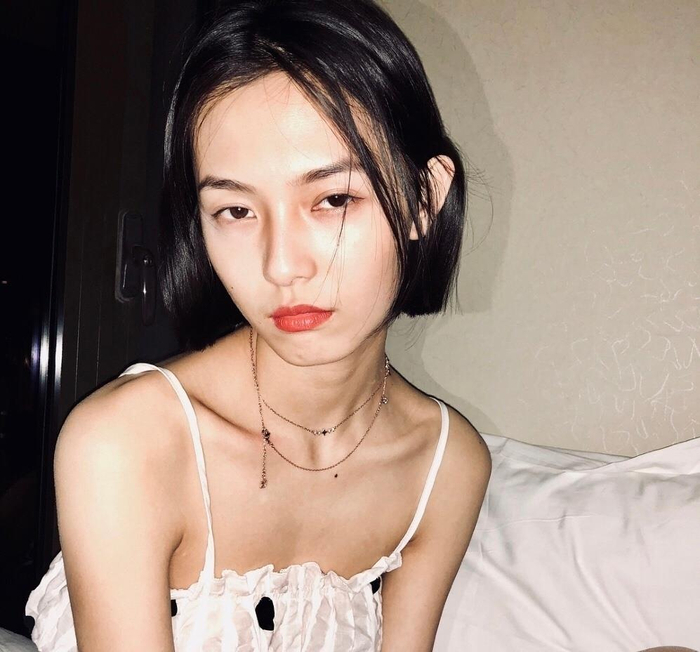 宋威龙绯闻女友赵佳丽太绝了,穿吊带裙像黑天鹅,真是美到骨子里