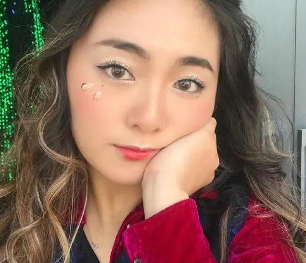 复古风造型怎么穿出高级感?看看童安格的女儿你就明白了