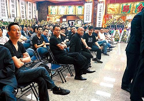 新义安帮中"十杰"成员有:湾仔双虎黄金强