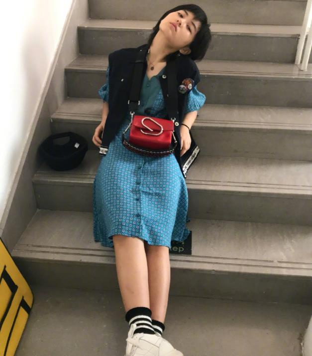 精灵张子枫新穿搭分享,蓝裙配马甲清爽日系,小女生也要长大了