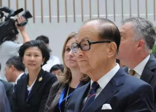 周凯旋，陪伴李嘉诚25年的红颜知己，年轻时和张国荣合影