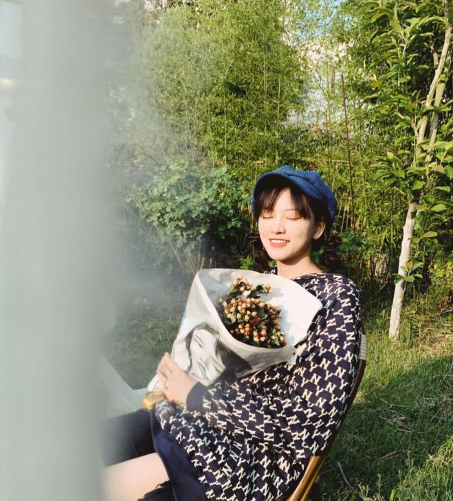 武大女神黄灿灿还是那么青春洋溢卫衣配牛仔中裤可爱漂亮
