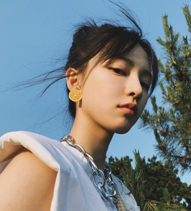 武大女神黄灿灿还是那么青春洋溢卫衣配牛仔中裤可爱漂亮