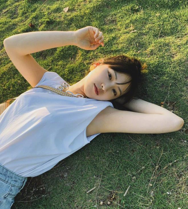 武大女神黄灿灿还是那么青春洋溢卫衣配牛仔中裤可爱漂亮