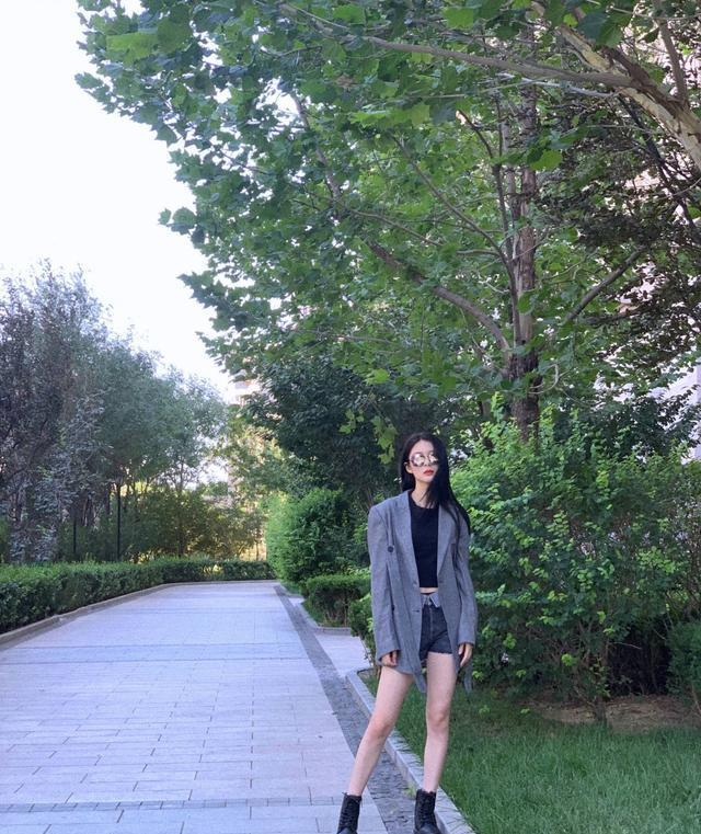 傅菁单曲封面造型吊带亮片裙十分抢眼上镜展示出好身材