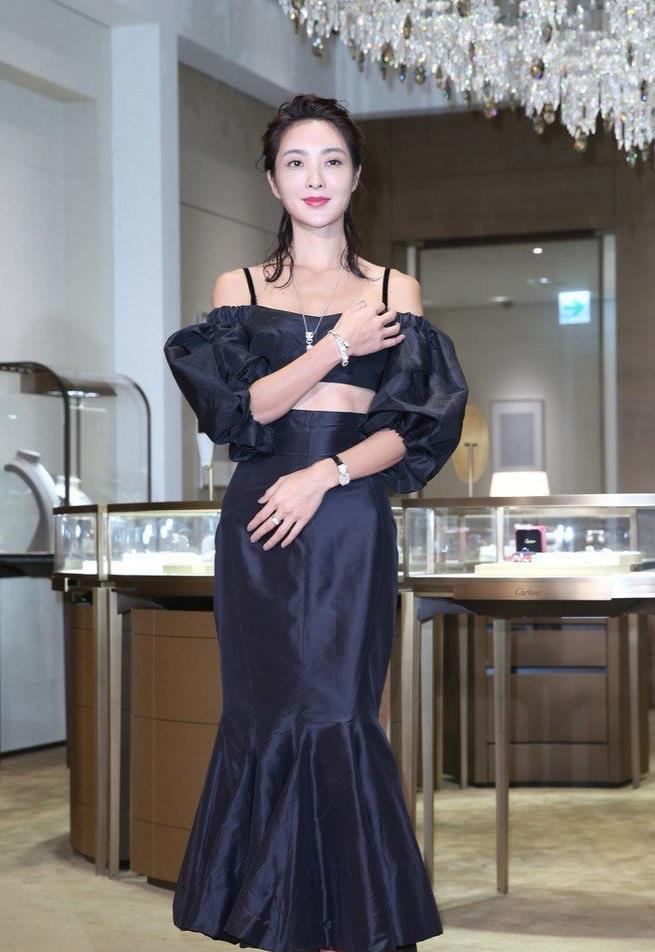 曹格老婆终于高调穿巴掌大露肩上衣配鱼尾裙身高出挑太苗条