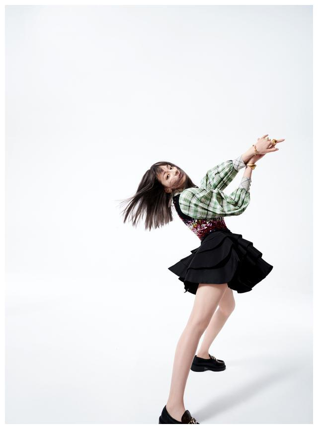 迪丽热巴穿蓬蓬裙摆pose,个性抢眼,腿更是嫩得像抹了粉一样