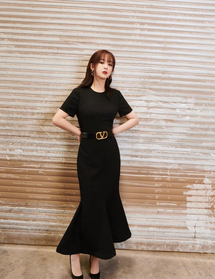 曹格老婆终于高调穿巴掌大露肩上衣配鱼尾裙身高出挑太苗条