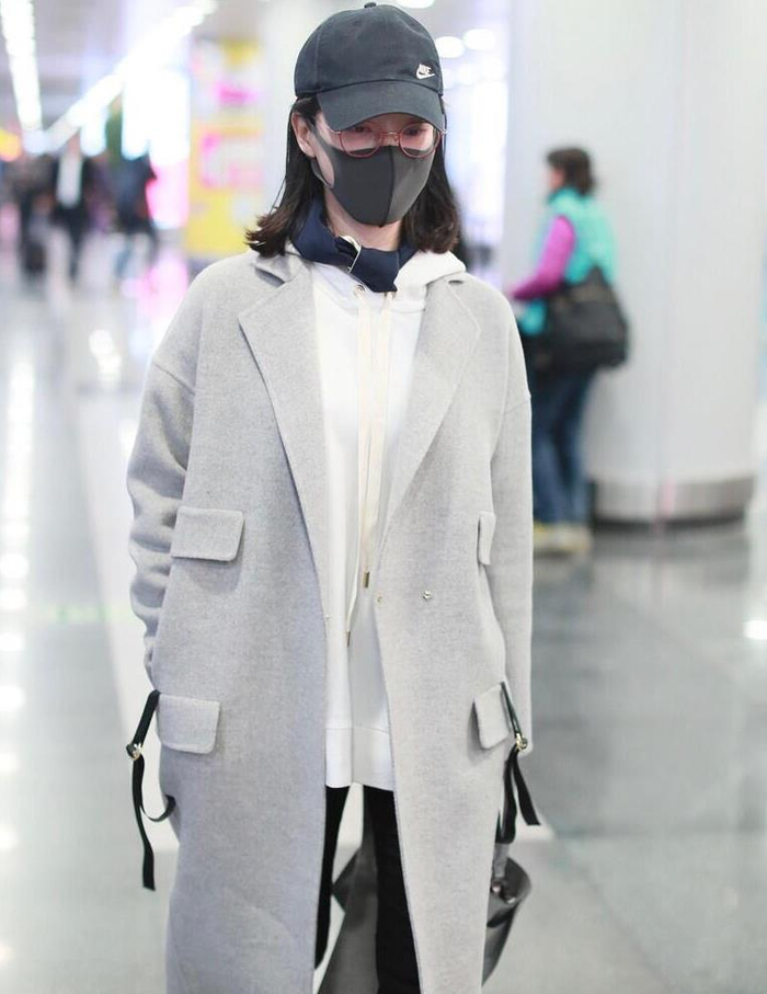 陈数衣服真不"一般",灰色大衣内搭白色卫衣走机场,干练又高级