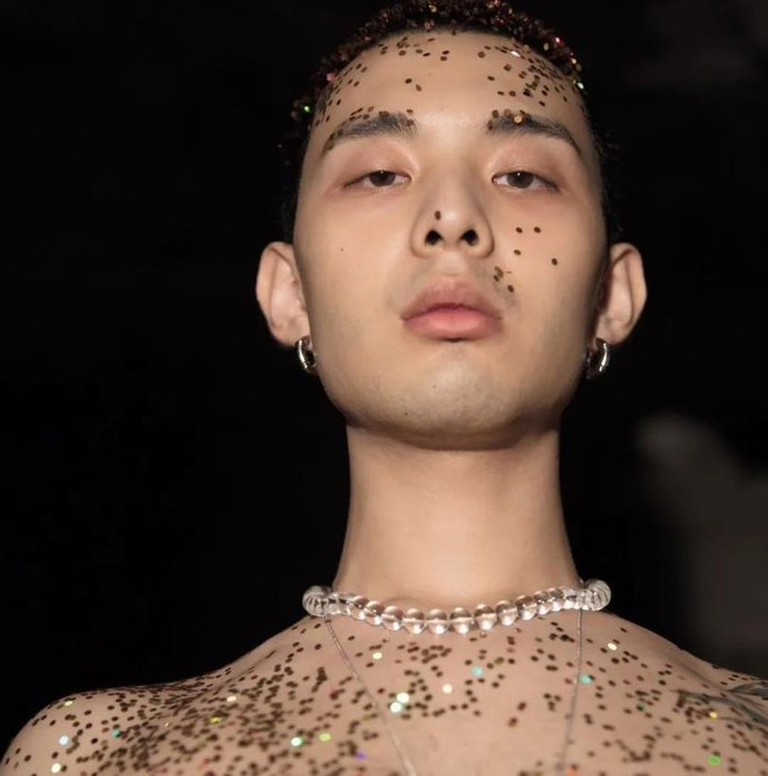 安雨登上国际一线杂志,化身时尚男模!