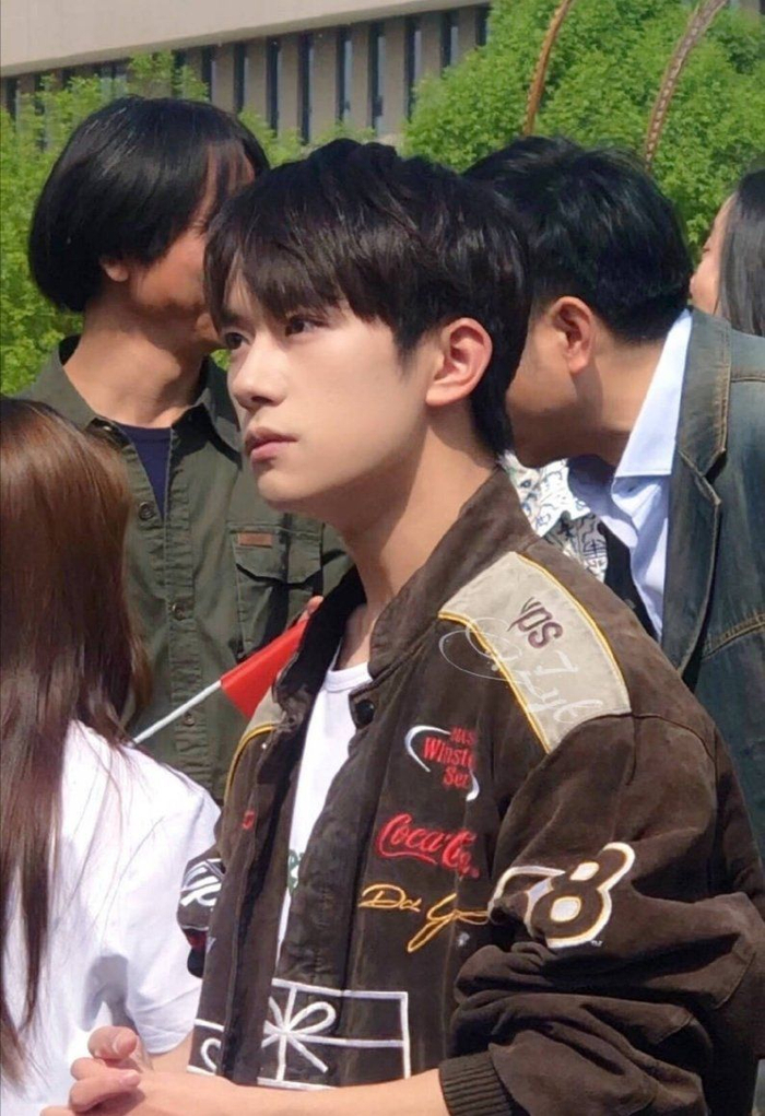 男星未修照片对比,张艺兴肖战王一博,谁的生图更好看