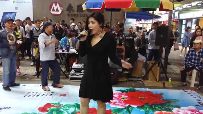 香港街头艺人彭梓嘉演唱《酒干倘卖无》忘情演绎,场面劲爆了得!