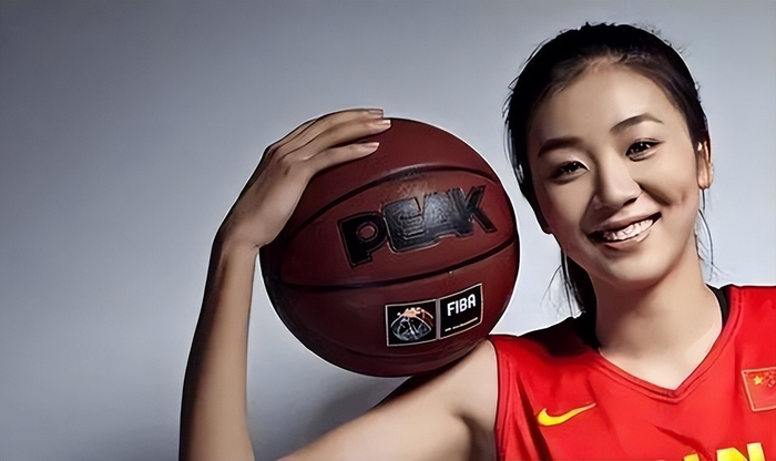 女篮赵爽是中国女篮的中坚力量,以其出色的篮球技术和坚韧的比赛精神