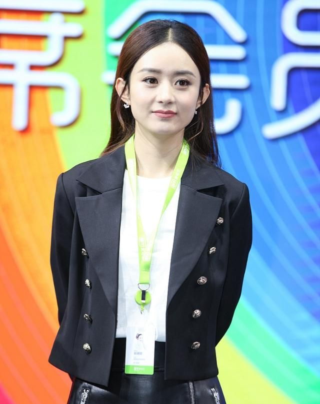 赵丽颖气质好乖巧,穿帅气的短皮裙,看脸还是一副萌系少女感