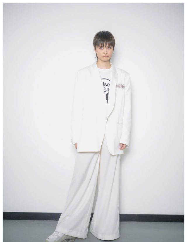 李宇春表演节目,白色西装穿一套清爽帅气又时髦,气质真不错
