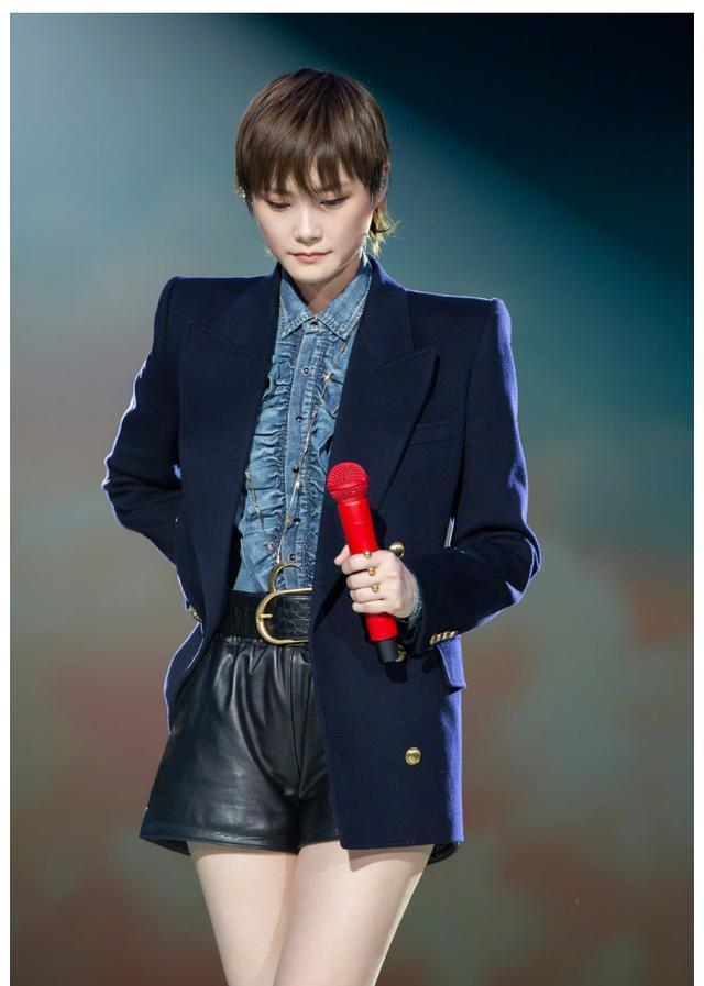 李宇春表演节目,白色西装穿一套清爽帅气又时髦,气质真不错