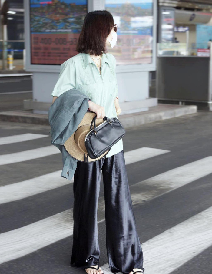 白百何单身后品位太好穿宽松衬衫配阔腿裤气场强穿人字拖也潮