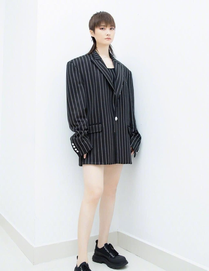 李宇春别出心裁的造型又来咯身穿条纹西装是真显肩宽