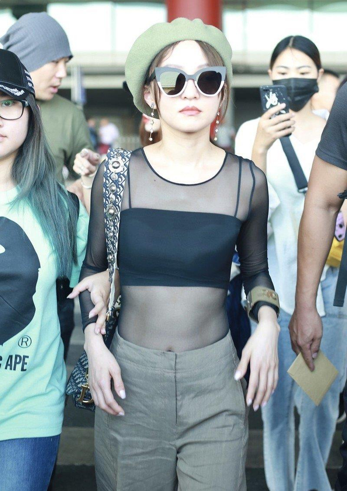 38岁张韶涵真敢穿,透视罩衣配短吊带,精致马甲线太迷人