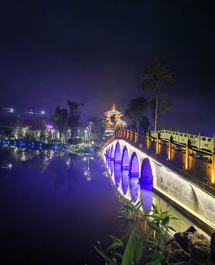 腾冲欢乐湖夜景图片