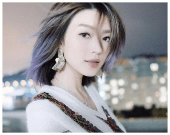 在出演《喜爱夜蒲》之后,连诗雅就出国了.