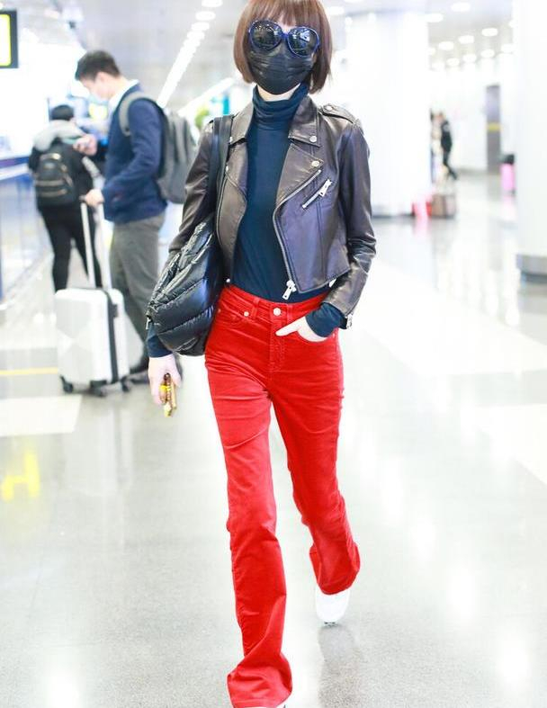 50岁鲁豫真不服老,穿机车皮衣配条大红裤,视觉冲击力有点大