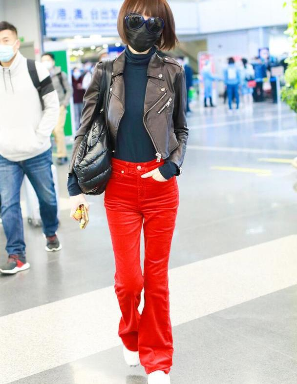 50岁鲁豫真不服老,穿机车皮衣配条大红裤,视觉冲击力有点大