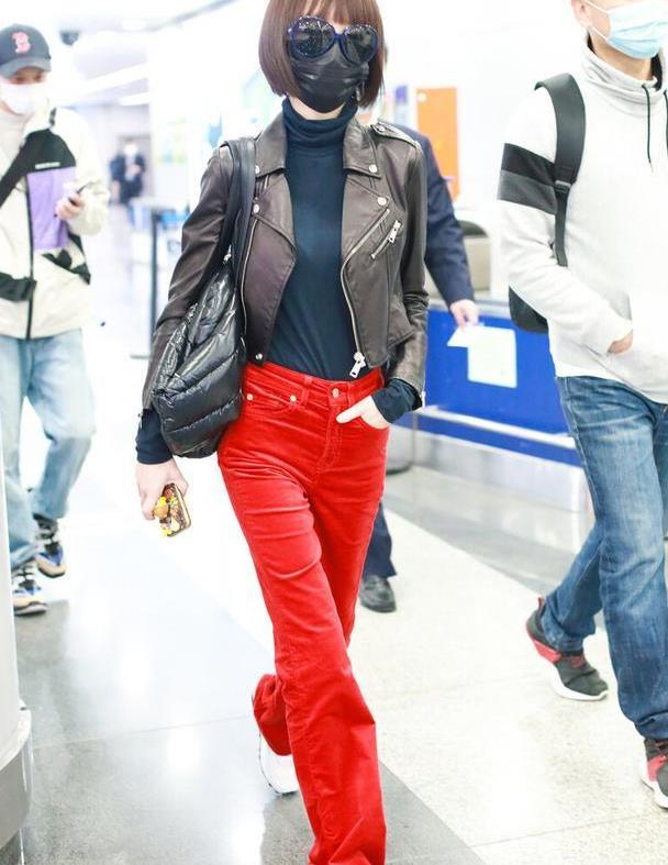50岁鲁豫真不服老,穿机车皮衣配条大红裤,视觉冲击力有点大