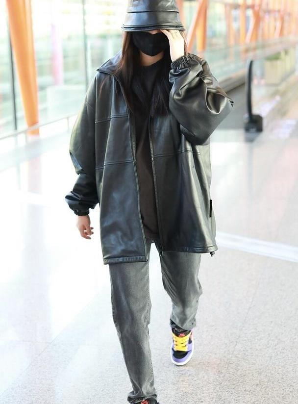 50岁鲁豫真不服老,穿机车皮衣配条大红裤,视觉冲击力有点大