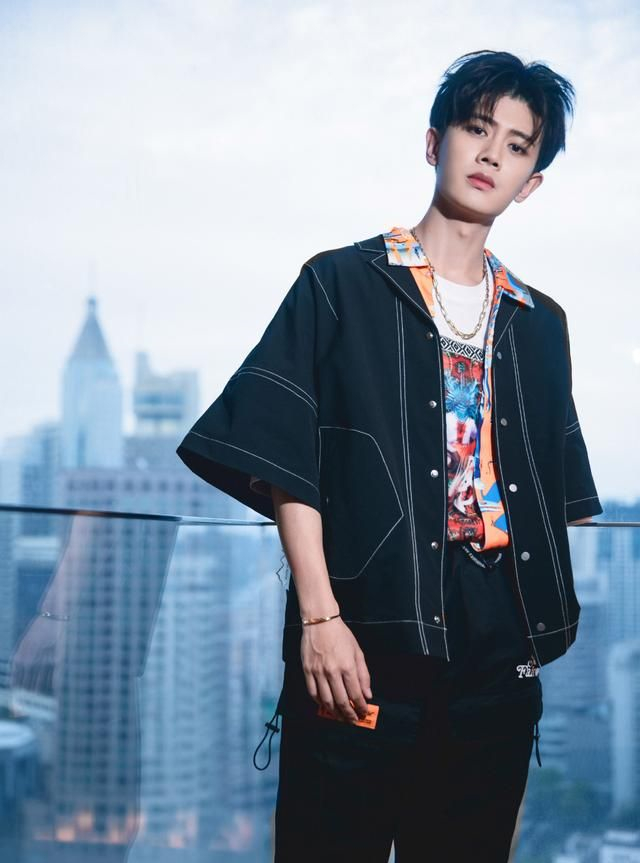 任嘉伦休闲装搭配帅气又时尚侧颜超有范魅力十足