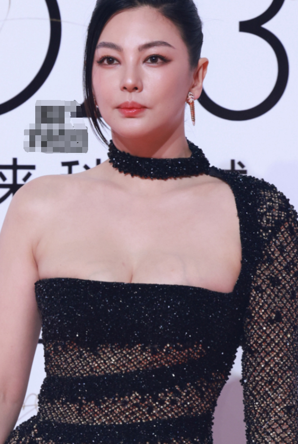 2023红毯众女星比美大秀事业线,热巴被赞像女帝,杨紫被批像丫鬟|女星