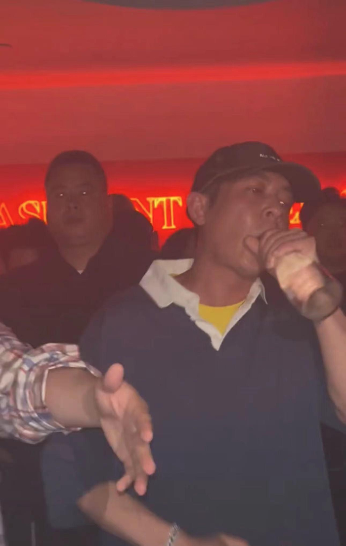 陈冠希在上海酒吧蹦迪,身边美女如云