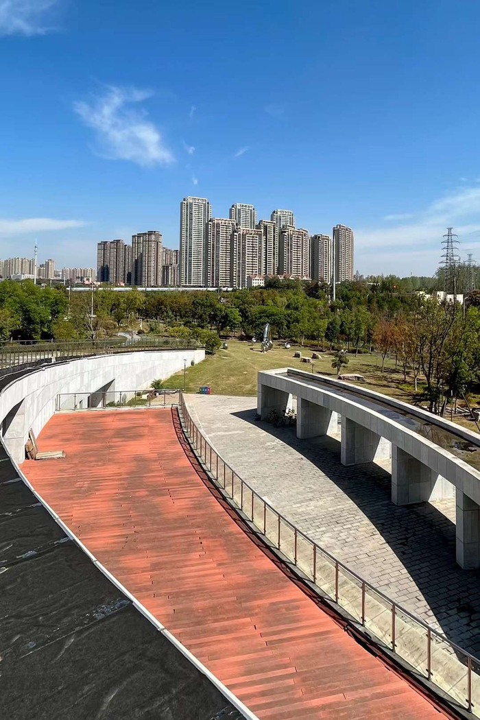 蓝天下的雕塑(武汉市洪山区巡司河体育生态公园)__财经头条